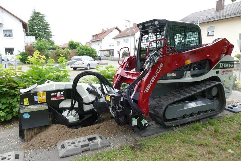 Der Kompaktlader TL 12 V2 mit Schnellwechselsystem für verschiedene Anwendungen – hier mit einer Grabenfräse im Einsatz. | Foto: Schäfer