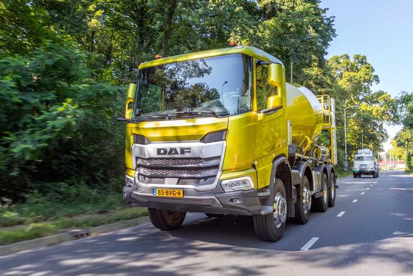 DAF XDC, der "Urenkel" vorn und sein "Urgroßvater" dahinter - zwei Betonmischer auf Tour rund um Eindhoven. | Foto: Bart Lijten