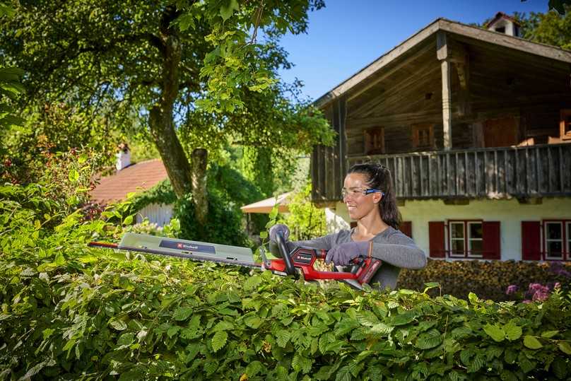 Ein schmaler ergonomisch geformter Handgriff mit Mikro-Schalter: Dies soll eine einfache und genaue Führung des Geräts ermöglichen. | Foto: Einhell