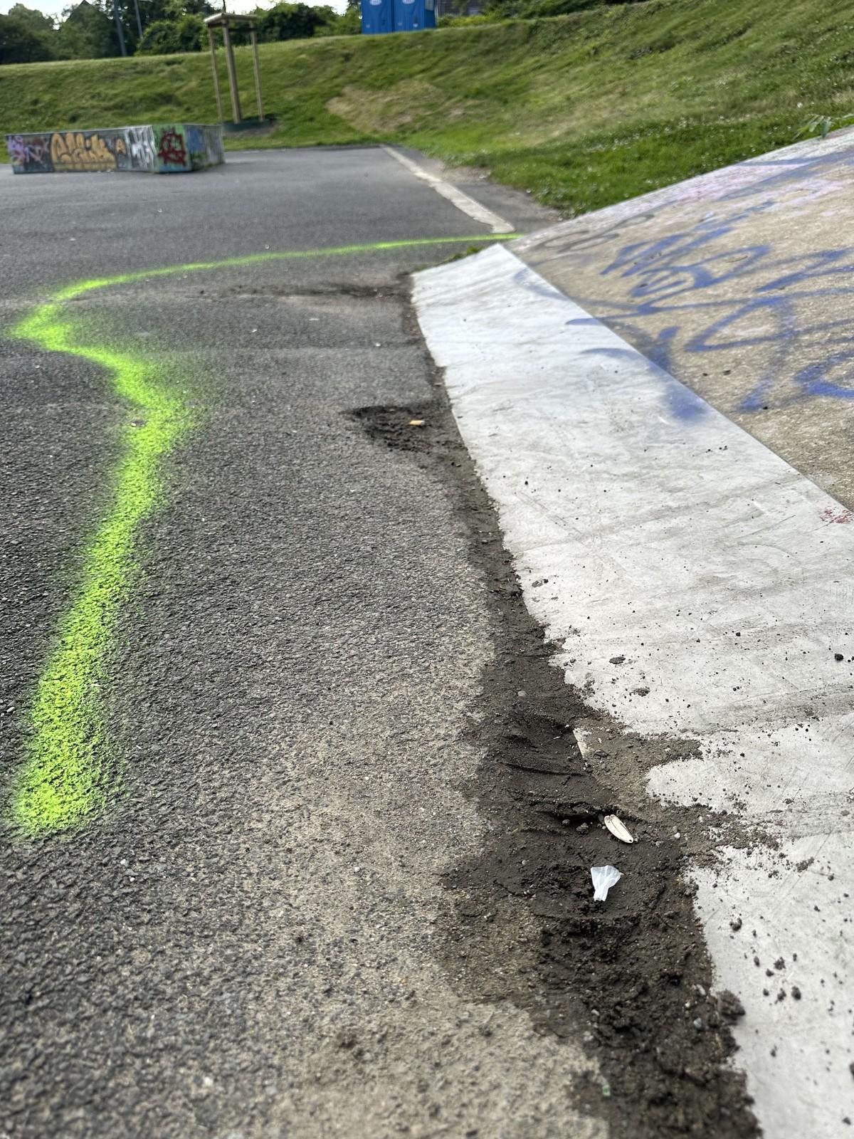 Die besondere Struktur mit Rampen und Übergängen zwischen verschiedenen Materialien wie Asphalt und Metall stellte eine technische Herausforderung dar. | Foto: Triflex