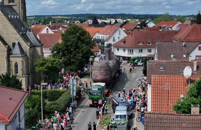 Spektakulärer Schwertransport: In der Ortsmitte von Siegelsbach wird der maritime Oldtimer von der Bevölkerung begrüßt. | Foto: Auto - Technik - Museum e.V.