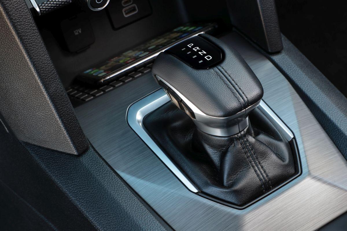 Über einen kleinen Schaltstummel bedient der Fahrer das neue Zehngang-Automatikgetriebe. | Foto: Volkswagen