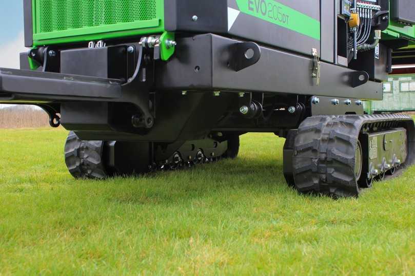 Zwei unabhängig angetriebene Raupenfahrwerke und das feste Track-System von GreenMech bewegen den EVO 205DT  im Gelände sicher vorwärts | Foto: Greenmech