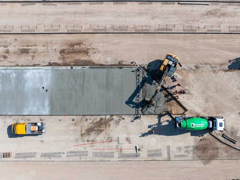 Lässt sich Recyclingbeton in größerem Umfang als bisher im Straßenbau einsetzen? Das soll mit der Pilotstrecke ausgelotet werden. | Foto: Heidelberg Materials AG/Aleksej Keksel Lässt sich Recyclingbeton in größerem Umfang als bisher im Straßenbau einsetzen? Das soll mit der Pilotstrecke ausgelotet werden. | Foto: Heidelberg Materials AG/Aleksej Keksel