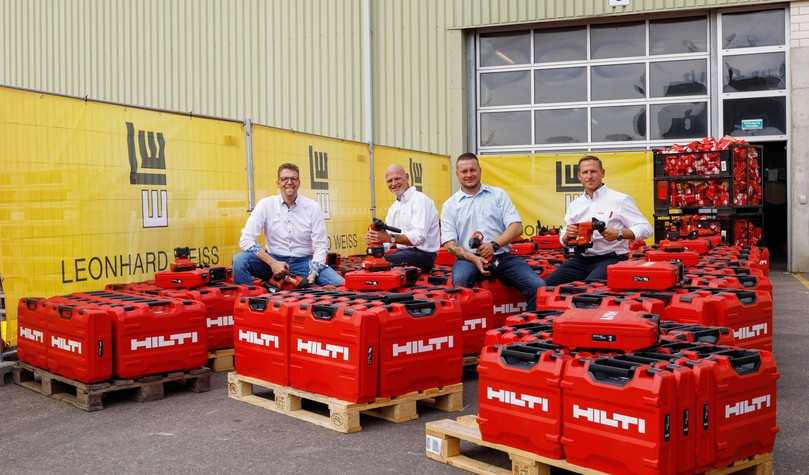 Wechsel zu „Nuron“ bei Leonhard Weiss (v.l.): Jürgen Voß (Leiter Einkauf Technik LW), Hilti-Gebietsvertriebsleiter Dirk Mauser, Michael Ehrmann (Einkauf Technik LW) und Hilti-Verkaufsberater Andre Fritz | Foto: Hilti Deutschland AG