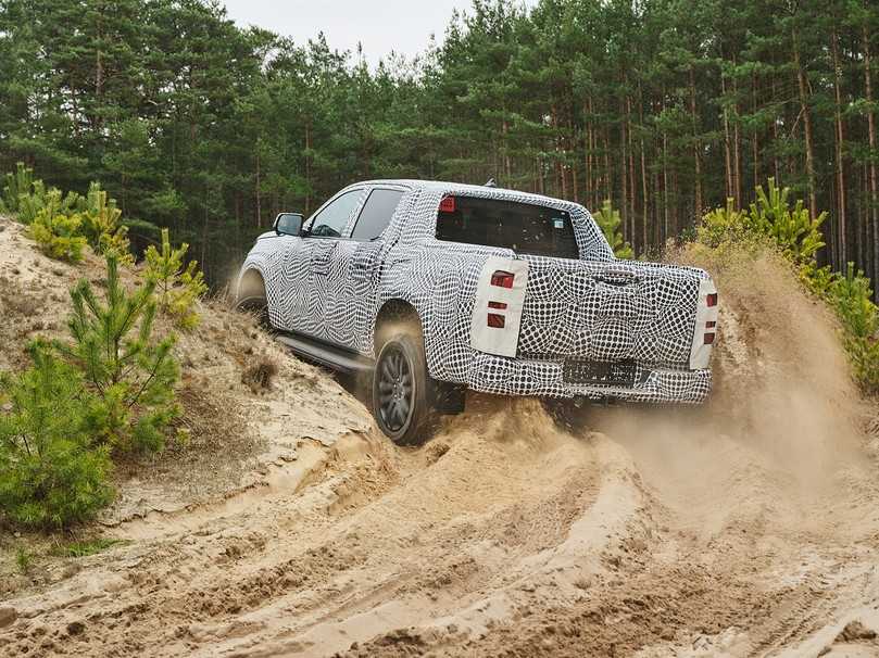 Pick-up coming soon: Dank großer 21“-Räder mit erstmals serienmäßiger All-Terrain-Bereifung gibt es für den VW Amarok kein Halt im losen Sand. | Foto: VW Nutzfahrzeuge