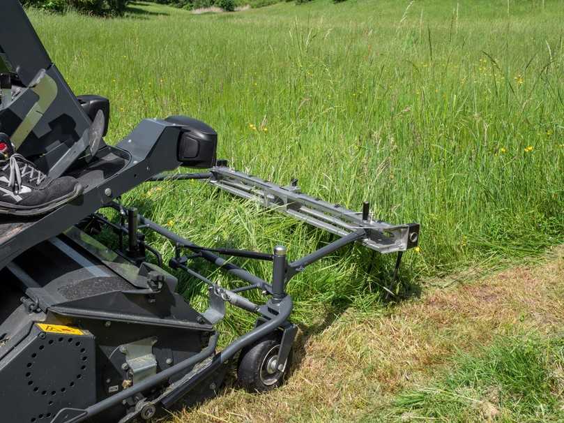 Über die vor dem Mähwerk angebrachte Insektenscheuchvorrichtung InsectGuard wird beim Mähen von Wiesen und Grünstreifen der Insektenrückgang stark reduziert. | Foto: Amazone Über die vor dem Mähwerk angebrachte Insektenscheuchvorrichtung InsectGuard wird beim Mähen von Wiesen und Grünstreifen der Insektenrückgang stark reduziert. | Foto: Amazone
