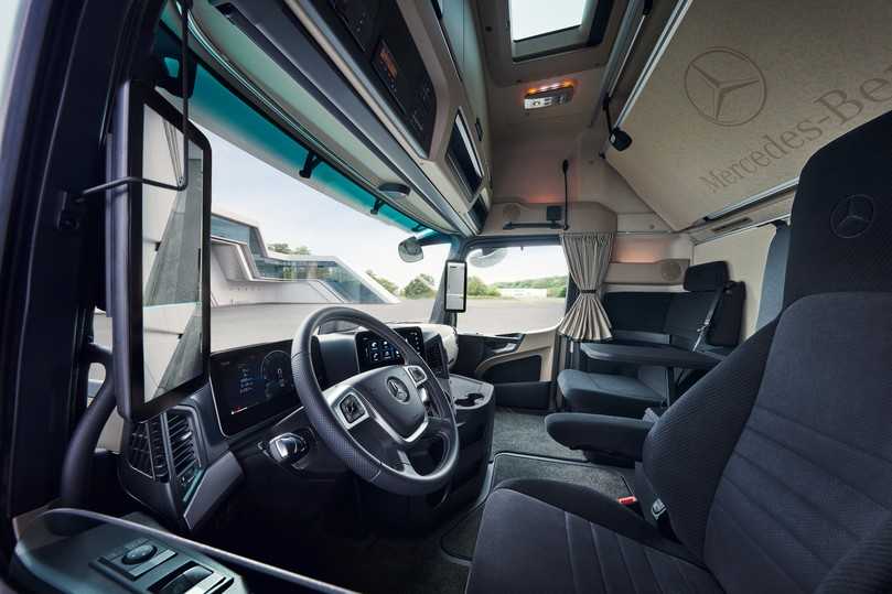 Der Actros L-Arbeitsplatz zeigt sich in vertrauter Manier, aber mit neuen Sitzbezügen. | Foto: Daimler Truck AG