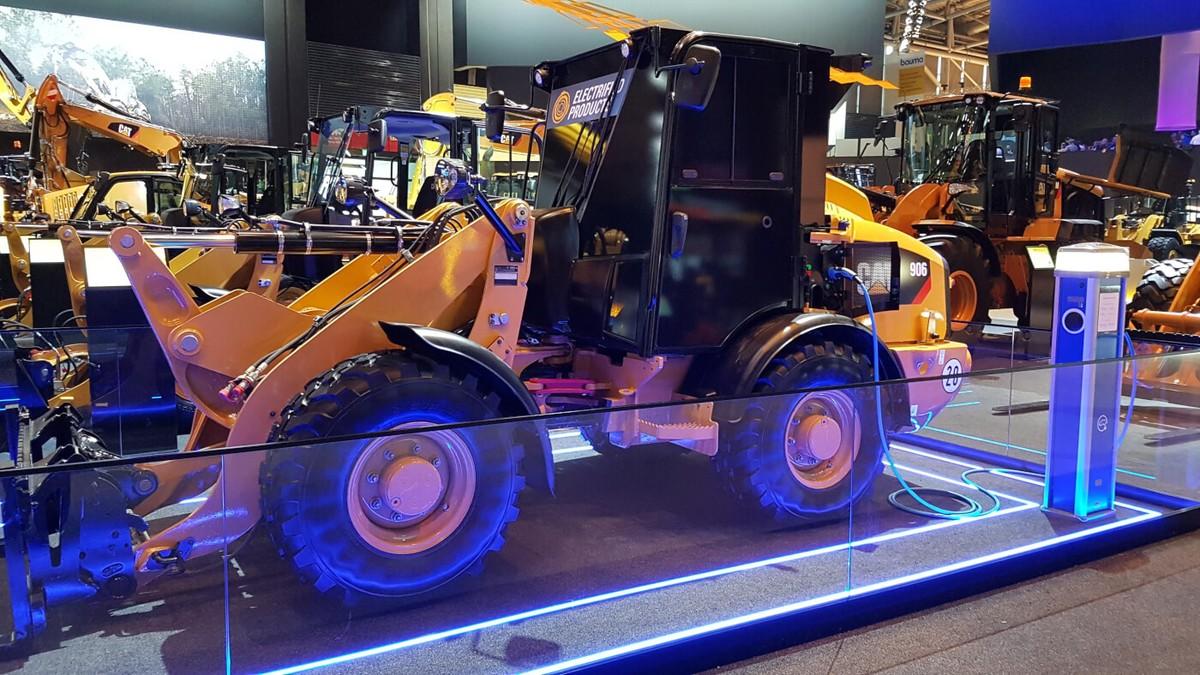 Dieser Cat 906 tankt Strom. Die vollelektrische Konzept-Version wurde erstmals auf der Bauma 2019 vorgestellt. | Foto: BB/B_I