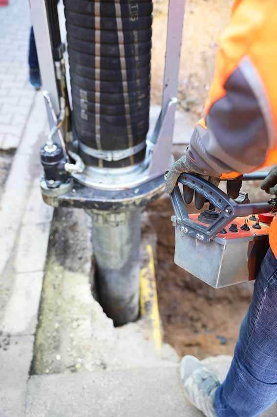 Sorgfältig wird die Wasserleitung freigesaugt. | Foto: MTS Mobile Tiefbau Saugsysteme Sorgfältig wird die Wasserleitung freigesaugt. | Foto: MTS Mobile Tiefbau Saugsysteme
