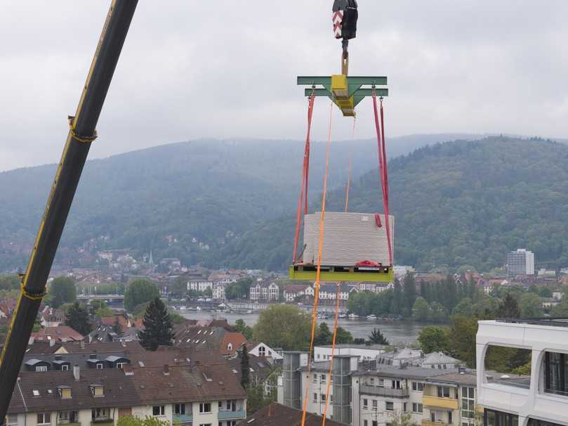 Eine Herausforderung bestand darin, die schweren Freiraum-Elemente in den Innenhof zu transportieren. Sie mussten mit einem Autokran über sechs Stockwerke gehoben werden. | Foto: Heidelberg Materials/Christian Buck