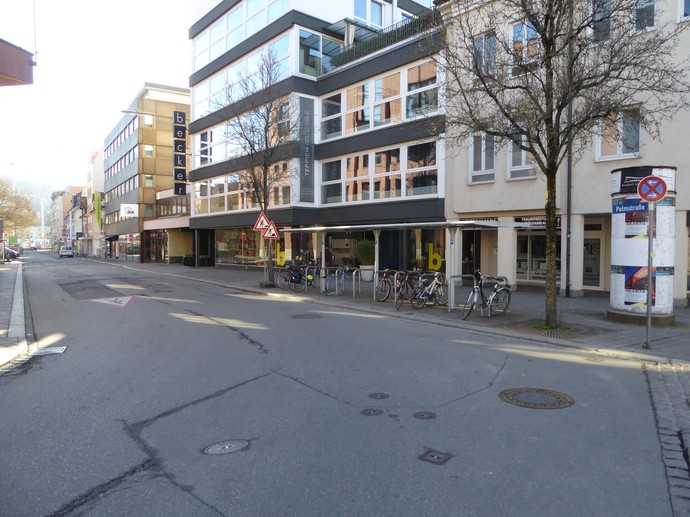 Vorher: die Palmstraße in Lörrach im Februar 2021: Der Asphaltbelag befand sich in einem sanierungsbedürftigen Zustand. | Foto: Planungsbüro Süd-West GmbH