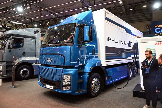 Ford F-Line E 6x2-Kofferfahrzeug | Foto: QUATEX