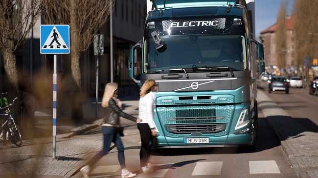 Schutz vor Frontalzusammenstößen: Volvo FM im Stadtverkehr mit der neuen Frontraumüberwachung | Foto: Volvo Trucks