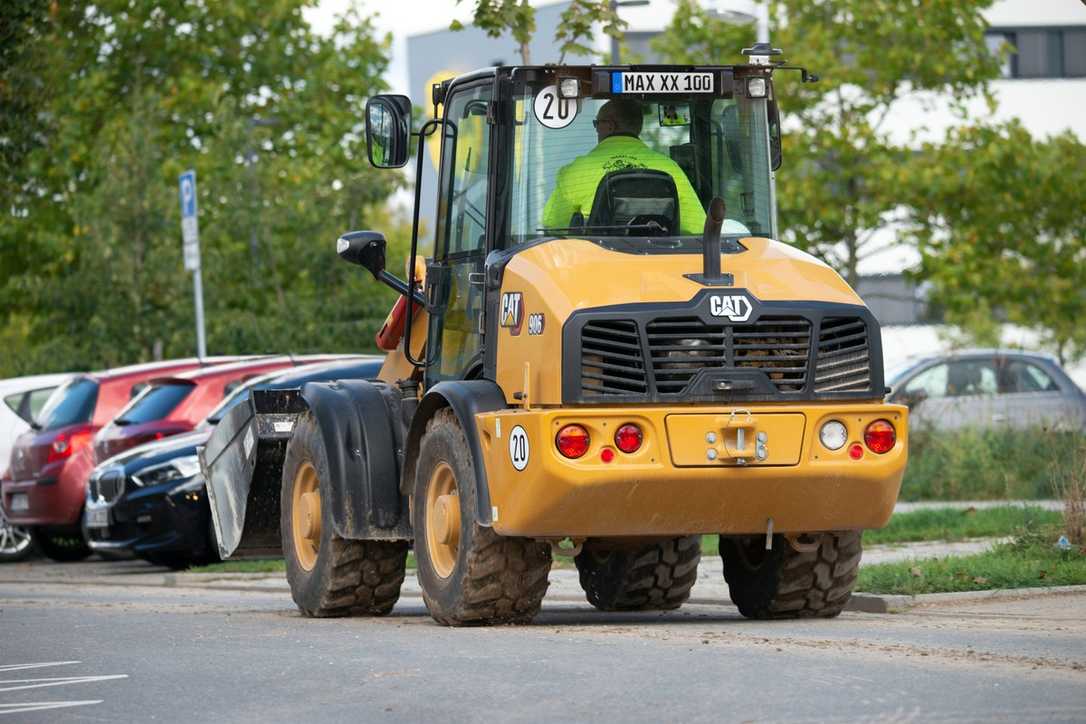 Mit dem kompakten Radlader auf öffentlichen Straßen – welche Regeln sind zu beachten?