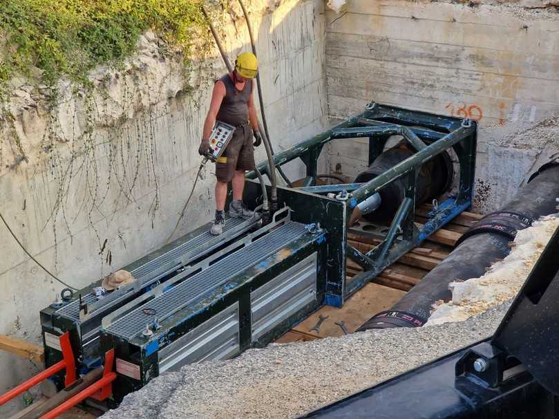 Einbauvorgang PE-HD-Rohrstrang – Dyntec mit Berstanlagentechnik | Foto: D&S