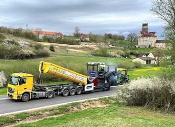 Radweg-Fertiger seitlich beschickt