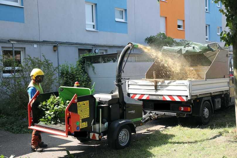 Direkt am Einsatzort häckseln – mit GreenMech Evo 165 P werden Anwohner davon nur wenig belastet. | Foto: es