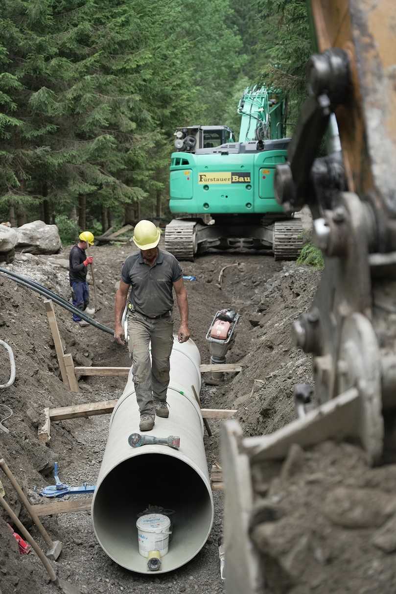 Durch die neue GFK-Druckrohrleitung fließt das Wasser des Lamnitzbaches abwärts Richtung Krafthaus. Pro Jahr sollen so per Wasserkraft rund 2,8 Millionen Kilowattstunden grüner Strom erzeugt werden, genug für ca. 800 Kärntner Haushalte. | Foto: Amiblu