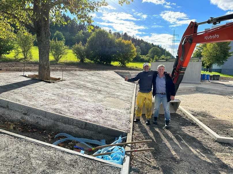 Schoeppler gestaltete die Außenanlagen – Facharbeiter David Reyes (l.) und Maschinist Viktor Meier. | Foto: Storz