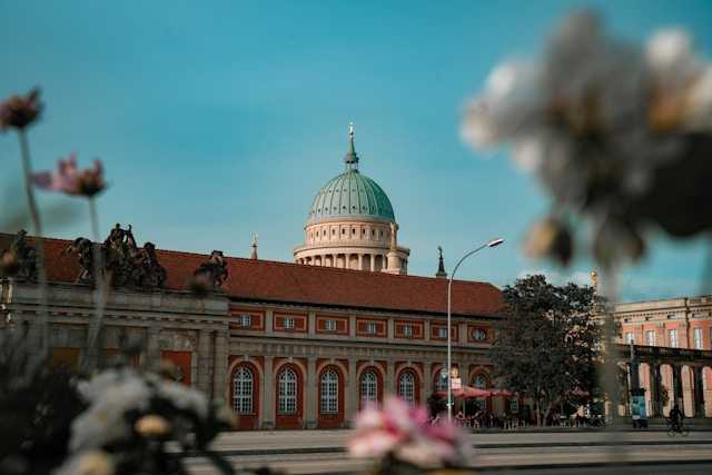 Brandenburg vereinfacht die Auftragsvergabe und will damit den bürokratischen Aufwand reduzieren. Damit sollen vor allem mittelständische Unternehmen und das Handwerk gestärkt werden.