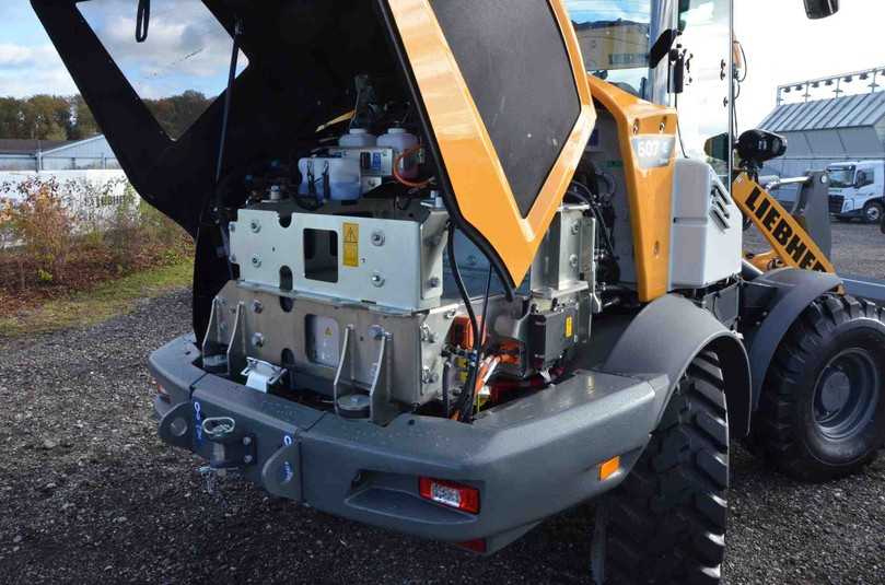 Unter der Haube des L 507 E sitzt das Akkupaket mit 32 kWh Kapazität. Darüber hat Liebherr noch Platz für eine zweite Batterie mit derselben Kapazität gelassen. | Foto: B_I MEDIEN/H. Stellmach