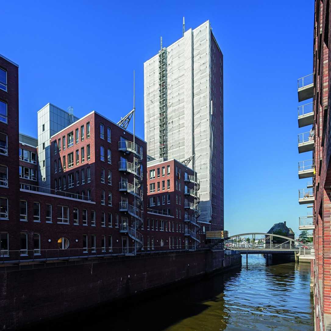 HafenCity: Columbus Haus fast unsichtbar eingerüstet