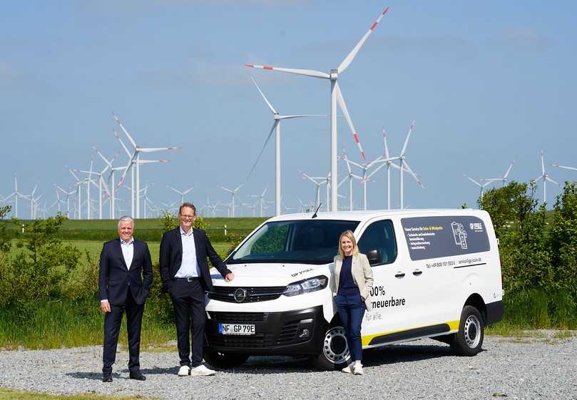 Andreas Kunkat (links), Leiter Großkunden Stellantis Deutschland, übergibt im Beisein von Julia Carstens (rechts), schleswig-holsteinische Staatssekretärin für Wirtschaft, Verkehr, Arbeit, Technologie und Tourismus, den Opel Vivaro-e Hydrogen an GP Joule Service-Chef Helge Feddersen (Mitte). | Foto: Opel