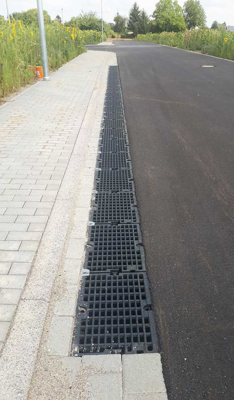 Insgesamt 185 m D-Rainclean-Sickermulde mit Gussabdeckung (Klasse D 400) sind im Baugebiet „Waldweg“ einseitig, mit einem Straßengefälle in Richtung Rinne, angelegt worden. | Foto: Boos