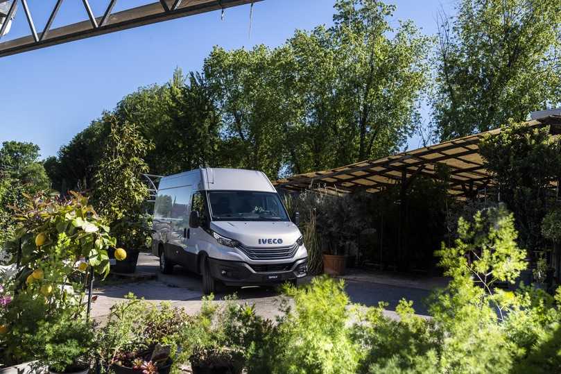 Iveco Daily als Kasten: Per Sprachsteuerung Iveco Driver Pal ruft der Fahrer Zustandsdaten seines Daily ab und kann Kontakt mit der Fahrer-Community aufnehmen. | Foto: ALDO_FERRERO