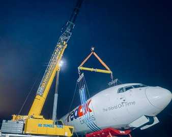 Boeing von FedEx nach Notfall mit Grove-Kran aufgerichtet