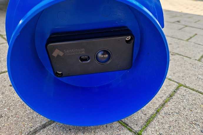 Der Sensor übermittelt den Wasserstand in der KS-Bluebox regelmäßig in Echtzeit an einen Server. So ist jederzeit ablesbar, wie hoch der Füllstand und das verbleibende Füllpotenzial sind. Gleichzeitig kann die intelligente Steuerung vorausschauend auf Regenwetterprognosen reagieren. | Foto: Funke Kunststoffe GmbH