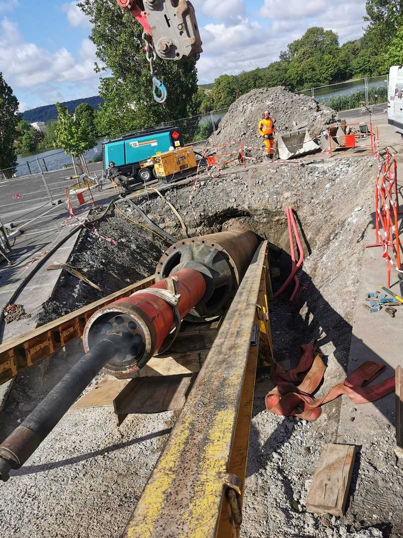 HDD-Assist an der Mosel: In Pont-a Mousson wurden an beiden Uferseiten sog. Casing-Rohre eingerammt, durch die eine HDD-Bohrung ein- und wieder austreten konnte. | Foto: Tracto