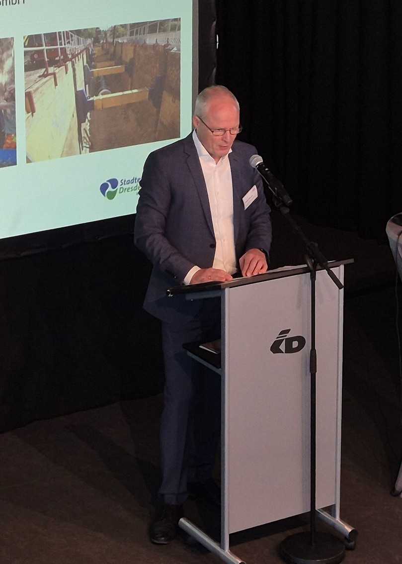 Der Betriebsleiter des Stadtentwässerungsbetriebes Düsseldorf, Frank Heuner, führte durch das Vortragsprogramm. | Foto: B_I/zu Eulenburg Der Betriebsleiter des Stadtentwässerungsbetriebes Düsseldorf, Frank Heuner, führte durch das Vortragsprogramm. | Foto: B_I/zu Eulenburg