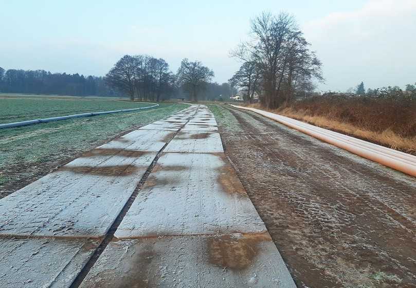 Aufgrund des feuchten Bodens wurden teilweise Baustraßen aus Fahrbahnplatten verlegt. | Foto: Sanierungstechnik Dommel GmbH