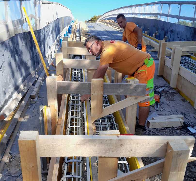 Die Brückenkappen wurden hier erstmals nicht mit Stahl-, sondern mit Glasfaserstäben bewehrt. | Foto: STORZ / Mahrholdt