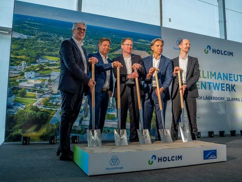 Schulterschluss zwischen Industrie und Politik (v.l.):  Thorsten Hahn, CEO von Holcim Deutschland, mit Bundeswirtschaftsminister Robert Habeck und Schleswig-Holsteins Ministerpräsident Daniel Günther beim Spatenstich im April. | Foto: Holcim