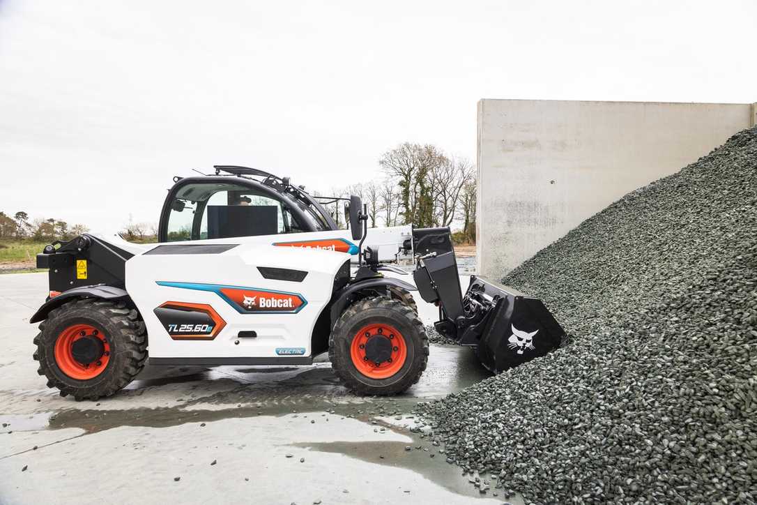 Bobcat zeigt Elektro-Teleskoplader TL25.60e auf der Messe Intermat in Paris