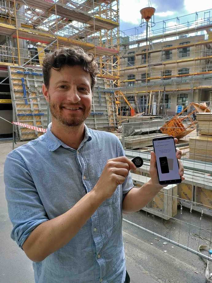 akii-Gründer Anthony Forsans demonstriert, wie leicht sich der digitale Schlüssel auf dem Baustellentransponder per akii-App erstellen lässt. | Foto: akii