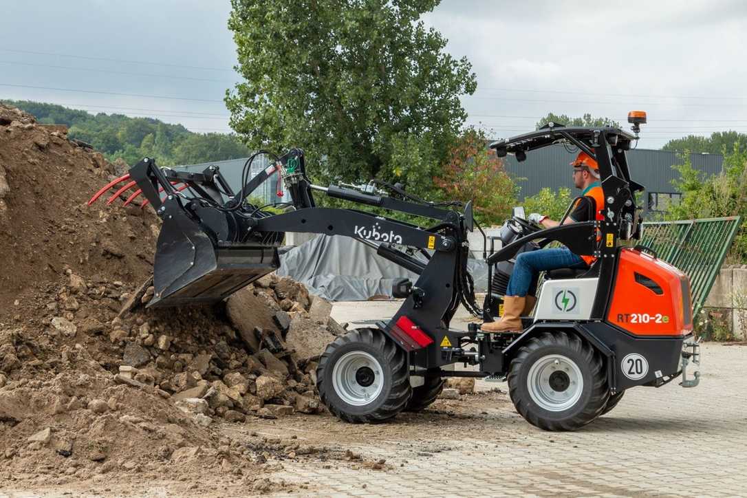 Kubota Baumaschinen baut kompakte elektrische Radlader RT210-2e und RT220-2e