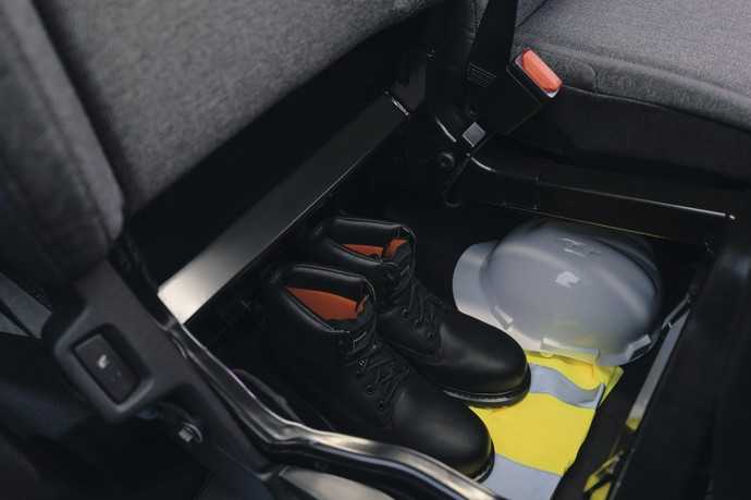 Unter dem Beifahrersitz befindet sich ein großes Staufach für Arbeitsutensilien. | Foto: Renault, Renault Trucks