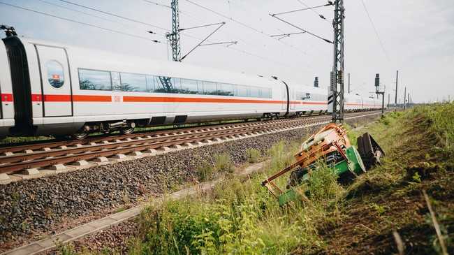Funkraupen-Einsatz der Firma Janssen bei der jährlichen Pflege an Bahnstrecken. | Foto: Janssen