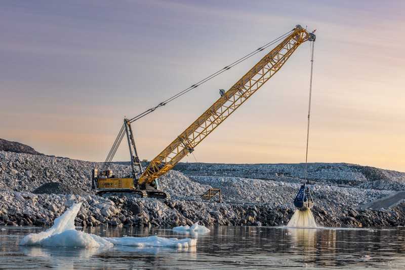 Mit seinem 3,5-Kubikmeter-Greifer kann der Liebherr-Seilbagger HS 8200 von Munck Civil Engineering bis zu 1.000 Kubikmeter Tonsedimente am Tag vom Meeresboden ausbaggern. | Foto: Liebherr