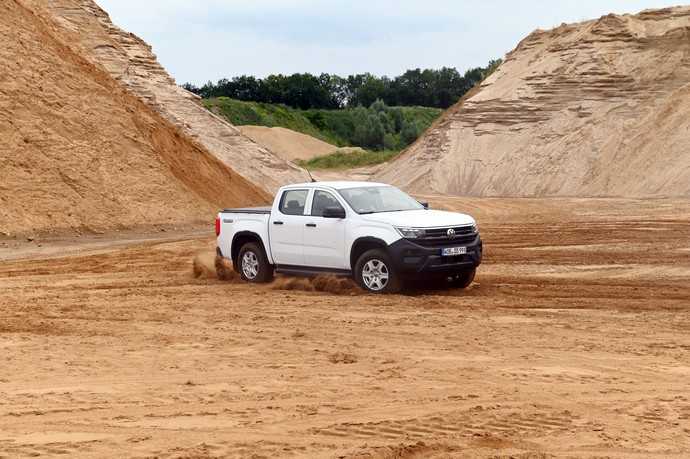 Der Pick-up VW Amarok macht in der Kiesgrube wie auf der Straße eine gute Figur. | Foto: Frank Hausmann