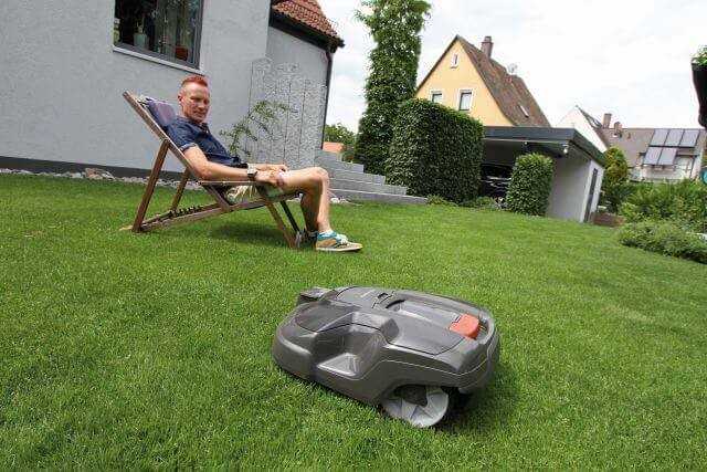 Der Mähroboter kümmert sich um den Rasen, sodass der Eigentümer in Ruhe den Garten genießen kann. | Fotos: Erwin Bauer