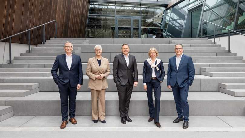 Vorstand (v.l.n.r.): Dr. Michael Prochaska (Personal und Recht), Ingrid Jägering (Finanzen und IT), Michael Traub (Vorstandsvorsitzender, Vertrieb und Marketing), Anke Kleinschmit (Entwicklung), Martin Schwarz (Produktion und Materialwirtschaft) | Foto: Stiehl Vorstand (v.l.n.r.): Dr. Michael Prochaska (Personal und Recht), Ingrid Jägering (Finanzen und IT), Michael Traub (Vorstandsvorsitzender, Vertrieb und Marketing), Anke Kleinschmit (Entwicklung), Martin Schwarz (Produktion und Materialwirtschaft) | Foto: Stiehl