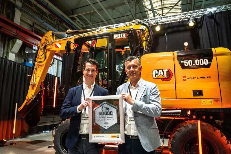 Torsten Schuckert  (links), Leiter der Serviceeinheit Logistik bei Wolff & Müller, und Mario Meier, Zeppelin-Vertriebsdirektor, bei der Übergabe der besonderen Jubiläumsmaschine. | Foto: Caterpillar