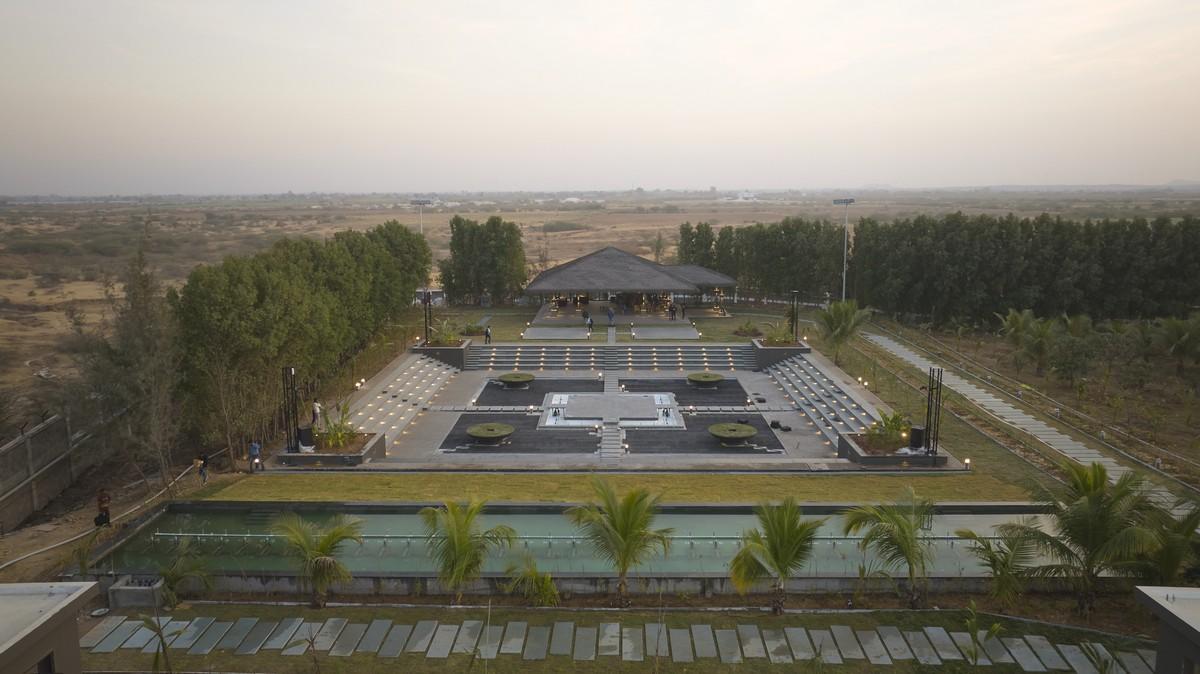 Die BKT-Fabrik ist das Zuhause von über 1.000 auf dem Gelände lebenden Mitarbeitern. Zur Anlage gehören Bäume, ein Garten und ein Amphitheater. | Foto: BKT