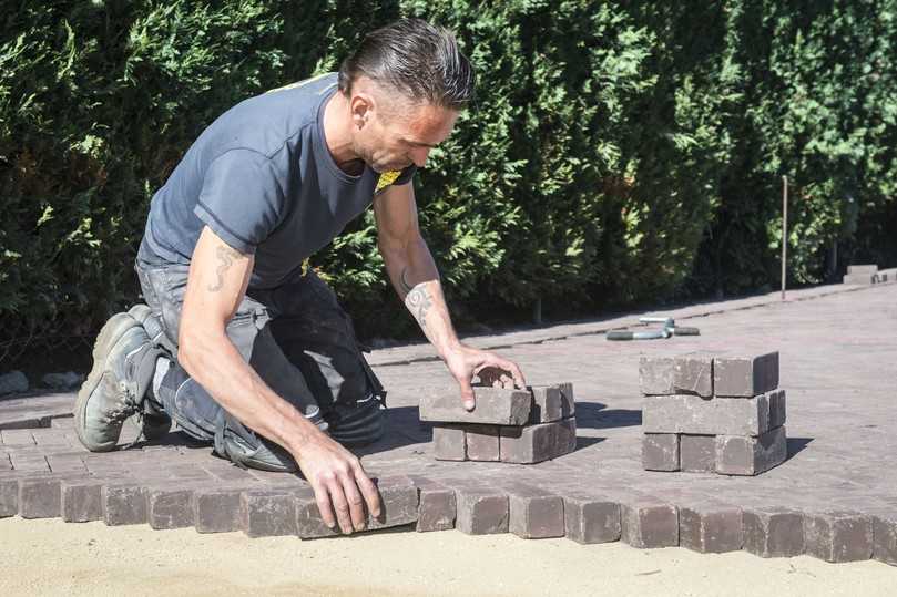 Die Bettung wird üblicherweise mit Sand, Splitt oder einem Gemisch aus Brechsand und Splitt angelegt | Foto: vandersanden