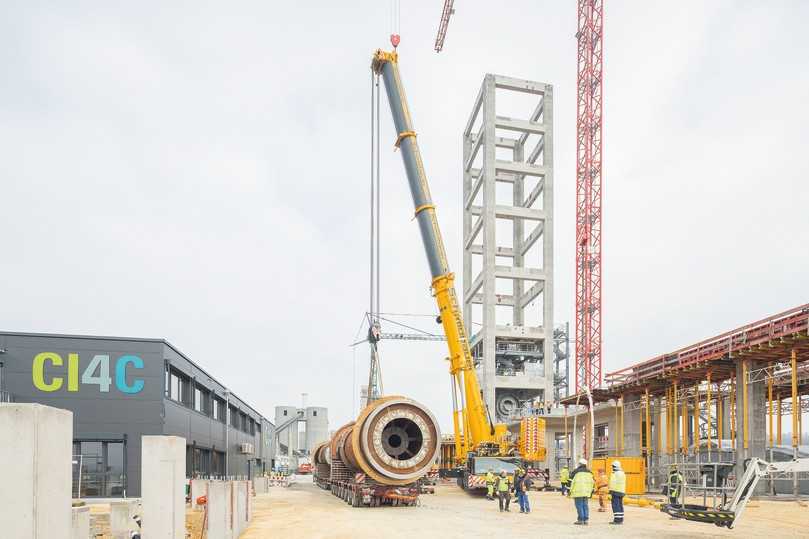 Der Vorwärmerturm wurde aus im Gleitschalungsbau gefertigten Betonstützen und vormontierten Stahlbühnen erstellt. | Foto: armin buhl